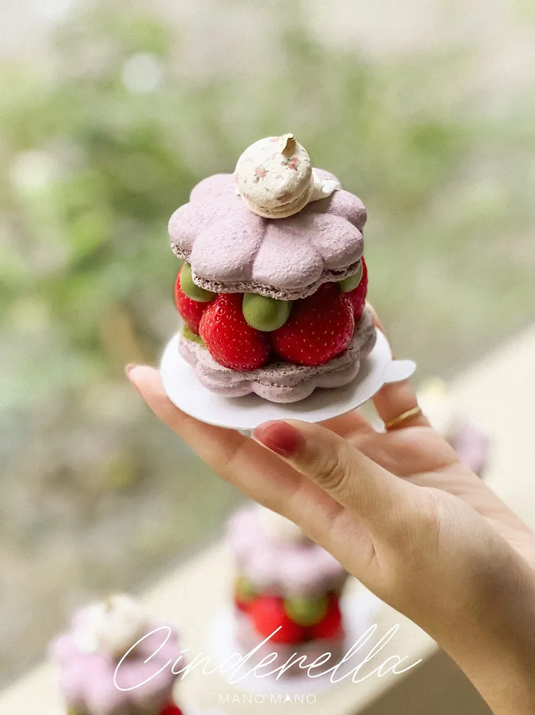 師承法國米其林烘焙工藝的「MANO MANO」，仙度瑞拉巨型馬卡龍深受粉絲喜愛。業者提供