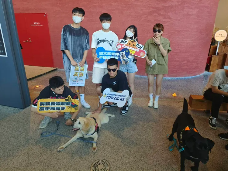 帥哥美女群抵擋不了警犬萌樣合影。警方提供