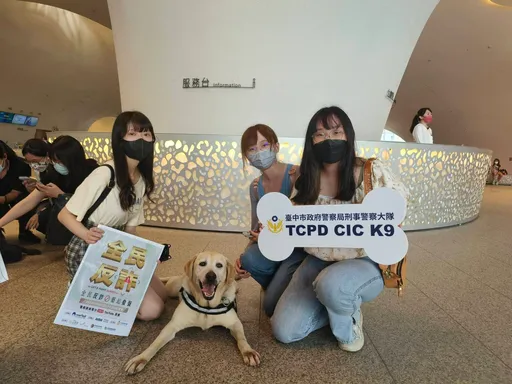 台中警犬今天不執勤 當街賣萌把妹!動機曝光