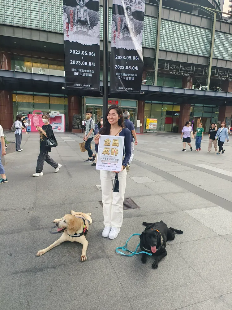 警犬化身識詐大使，萌樣吸引妹仔爭相合影，順利達成宣導目的。警方提供