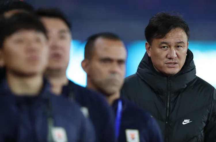 山東泰山總教練郝偉 （右一）日前因假球案被帶走。新華社