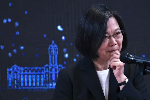 蔡英文被問這題「憋不住笑意」　望向賴清德說：做總統是不能被教的！