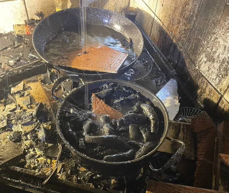 鍋中燒焦柱狀物引發討論。翻攝畫面