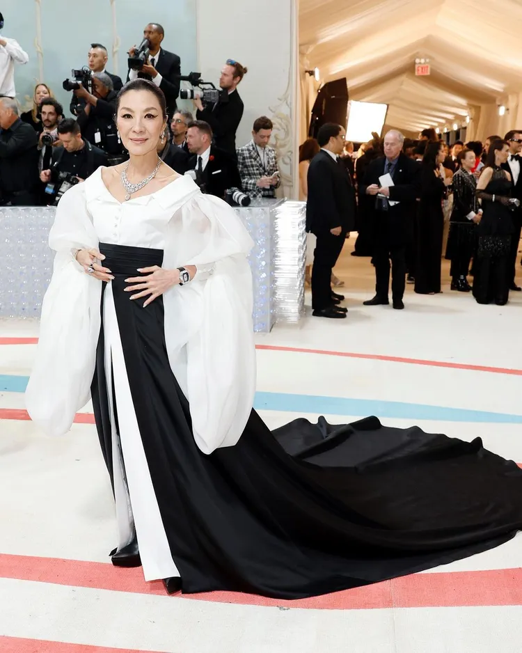 楊紫瓊身著「時尚老佛爺」卡爾拉格斐同名品牌戰袍，於Met Gala紅毯上再展雍容影后架式。翻攝iheartradiobroadway IG