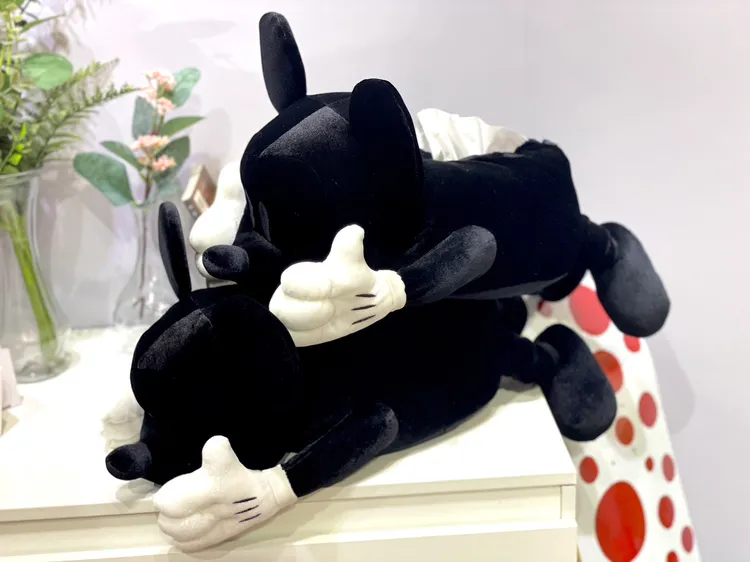 好抱面紙套電繡五官，俏皮表情生動可愛，居家、車內皆可用，隨身攜帶隨時好抱，8點+399元或50點免費換。曾仲葳攝