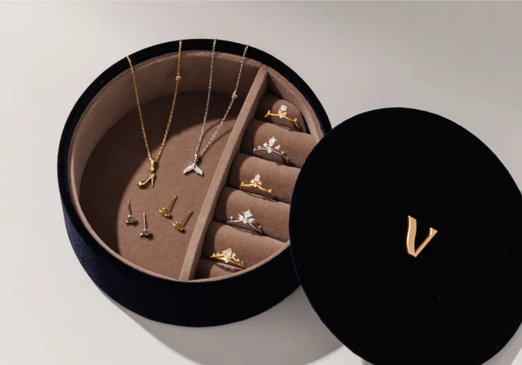 vacanza與迪士尼100週年系列第二彈推出微奢輕珠寶V Class 迪士尼公主系列。業者提供