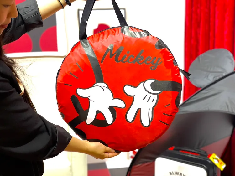 快時尚野餐帳附專用收納袋，收納攜帶好輕鬆。曾仲葳攝