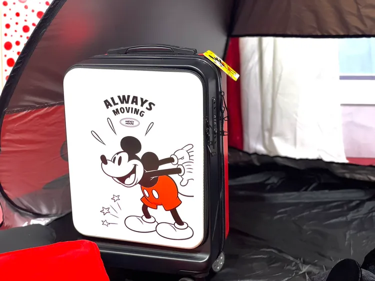 前開行李箱簡約質感搭配米奇配色，出遊超亮眼，8點+999元就能推著走。曾仲葳攝