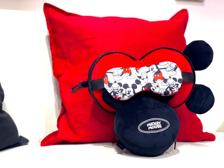 秒睡眼罩頭枕立體絨毛米奇大耳造型，極度療癒，可吊掛包包做吊飾，辦公午休、居家休息、出外旅行皆合適，8點+199元或45點免費換。曾仲葳攝