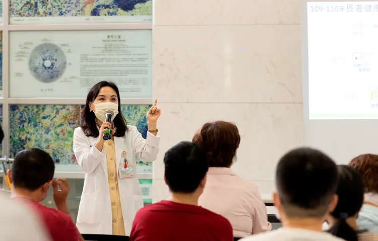 羅玉岱醫師向民眾簡介「長者量六力」的核心概念。院方提供