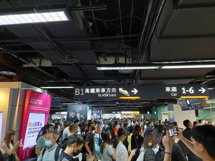 北車人潮尚未紓解。讀者提供