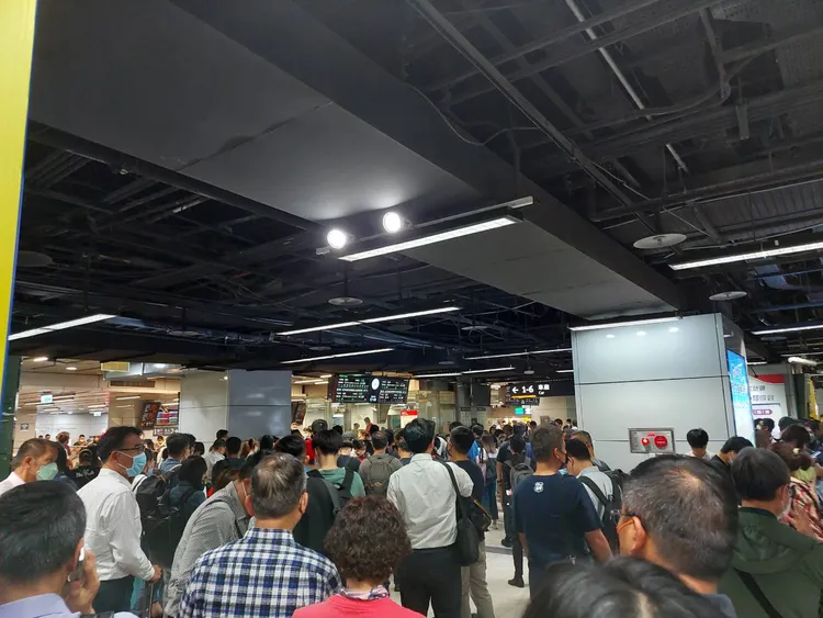 北車人潮洶湧。讀者提供