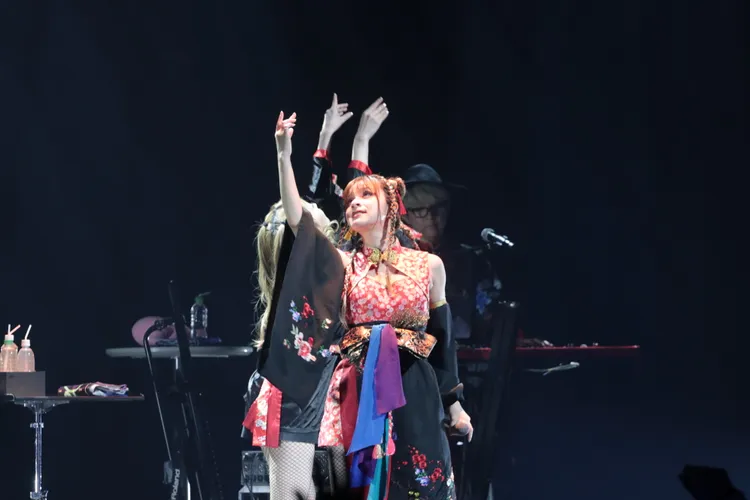 MARiA跟著舞群起舞，也教粉絲舞蹈動作。大國文化提供