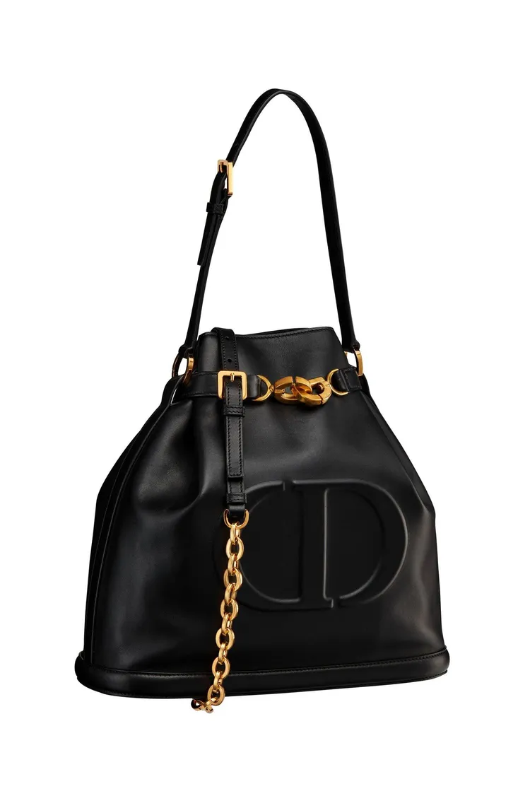 C'est Dior水桶包黑色小牛皮大型款，13萬5000元。品牌提供