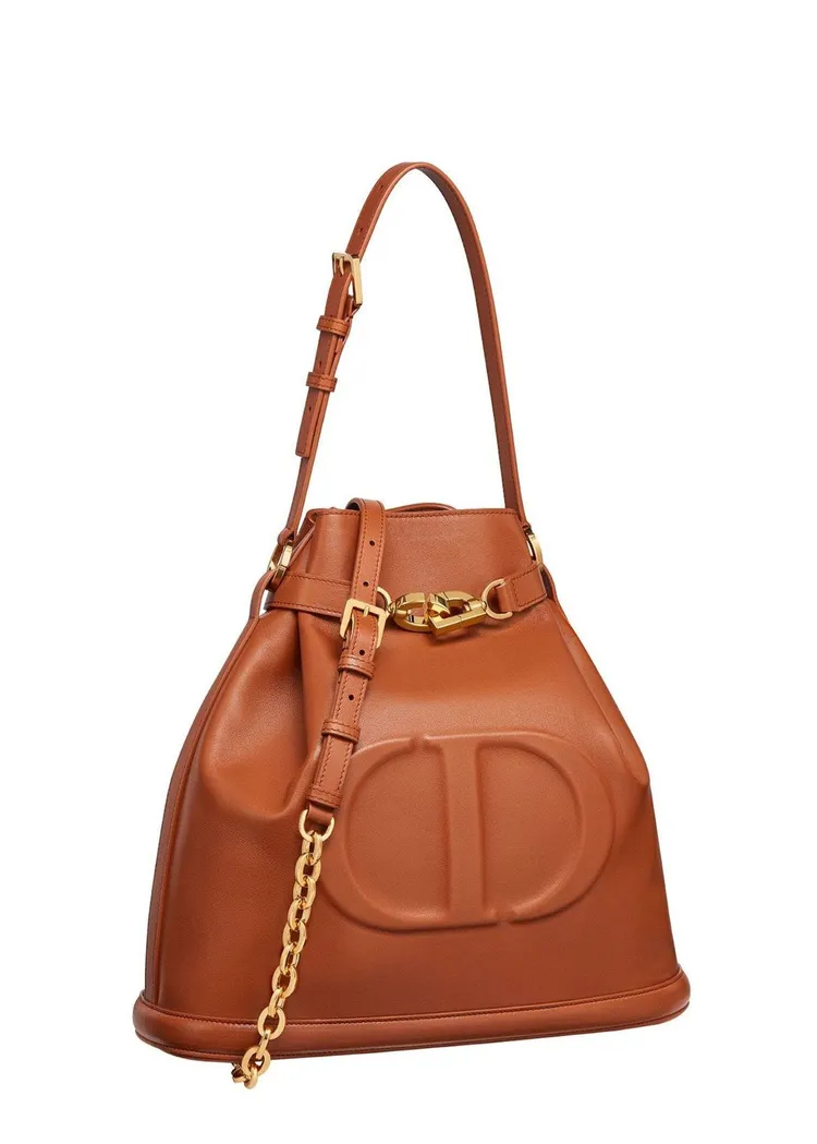 C'est Dior水桶包摩卡棕色小牛皮中型款，12萬元。品牌提供