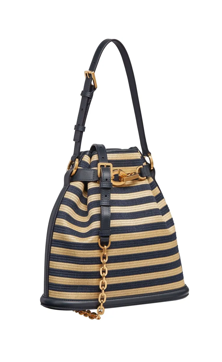 C'est Dior酒椰葉拼接丹寧海軍條紋中型水桶包，11萬5000元。品牌提供