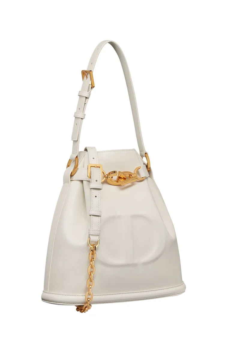 C'est Dior水桶包白色小牛皮中型款，12萬元。品牌提供