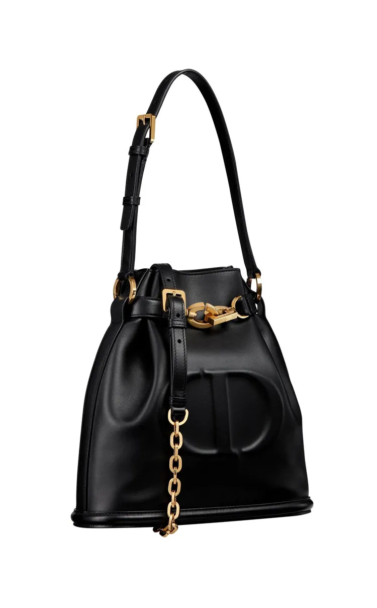 Jisoo所拎的C'est Dior水桶包黑色小牛皮中型款，12萬元。品牌提供