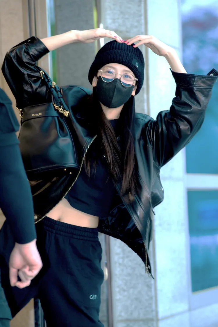 Jisoo搶先曬出的C'est Dior水桶包是黑色小牛皮革款，包身以浮雕工藝呈現Christian Dior品牌名縮寫的CD logo，束口的金屬扣飾也以CD字樣設計。品牌提供