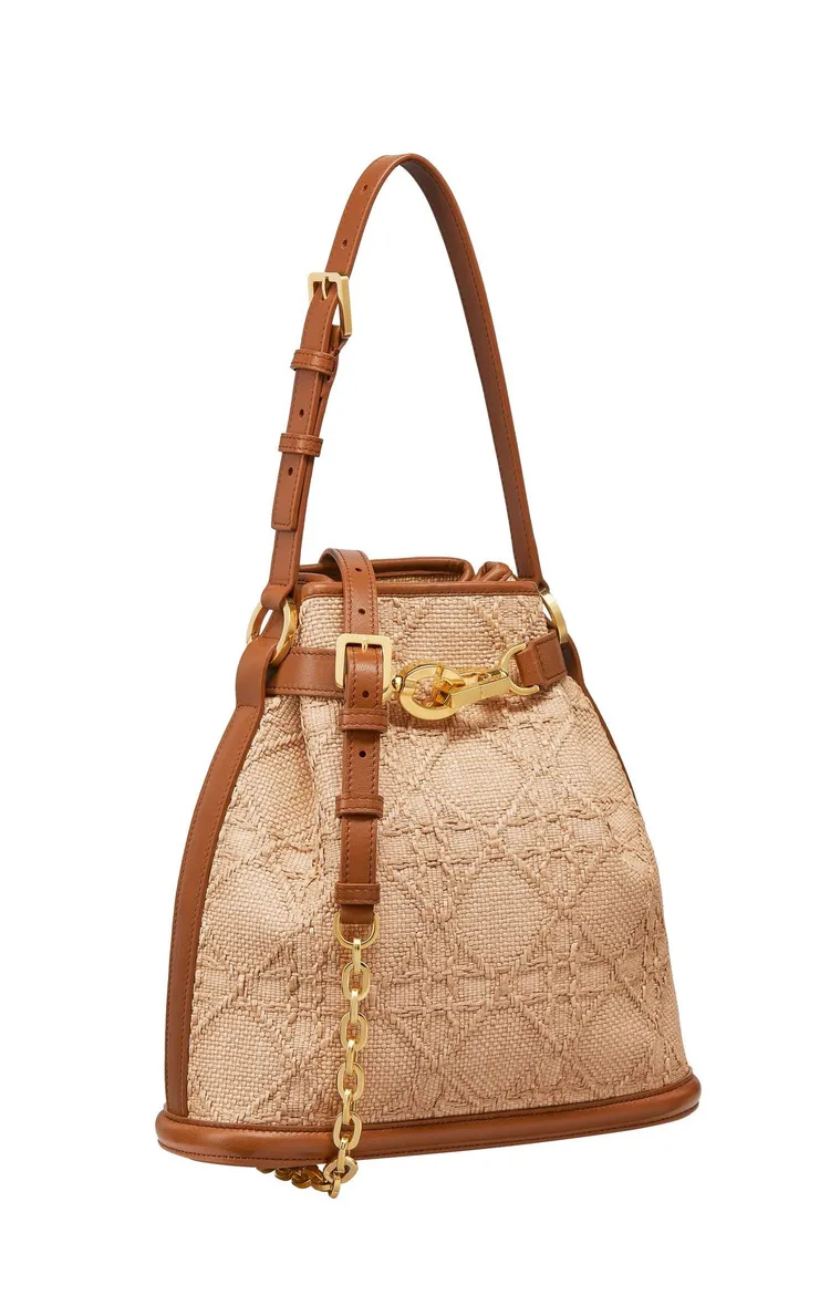 C'est Dior籐格紋拉菲草編織中型水桶包，11萬5000元。品牌提供