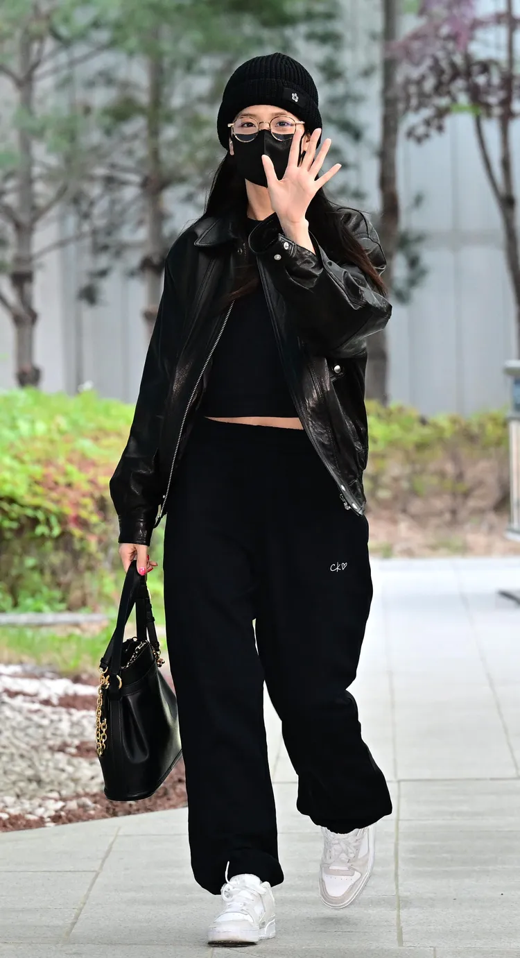 Jisoo秀出C'est Dior水桶包時，所穿服裝是Jennie設計的Jennie for Calvin Klein聯名膠囊系列黑色短上衣、休閒褲，「獻身」支持代言的品牌和姊妹。品牌提供