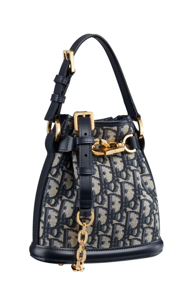 C'est Dior海軍藍小牛皮拼接Oblique提花刺繡帆布小型水桶包，11萬元。品牌提供