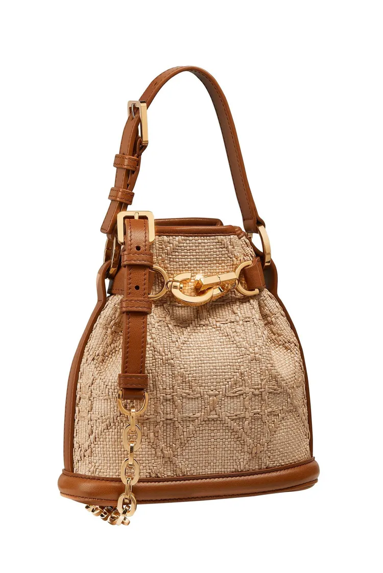 C'est Dior籐格紋拉菲草編織小型水桶包，9萬7000元。品牌提供