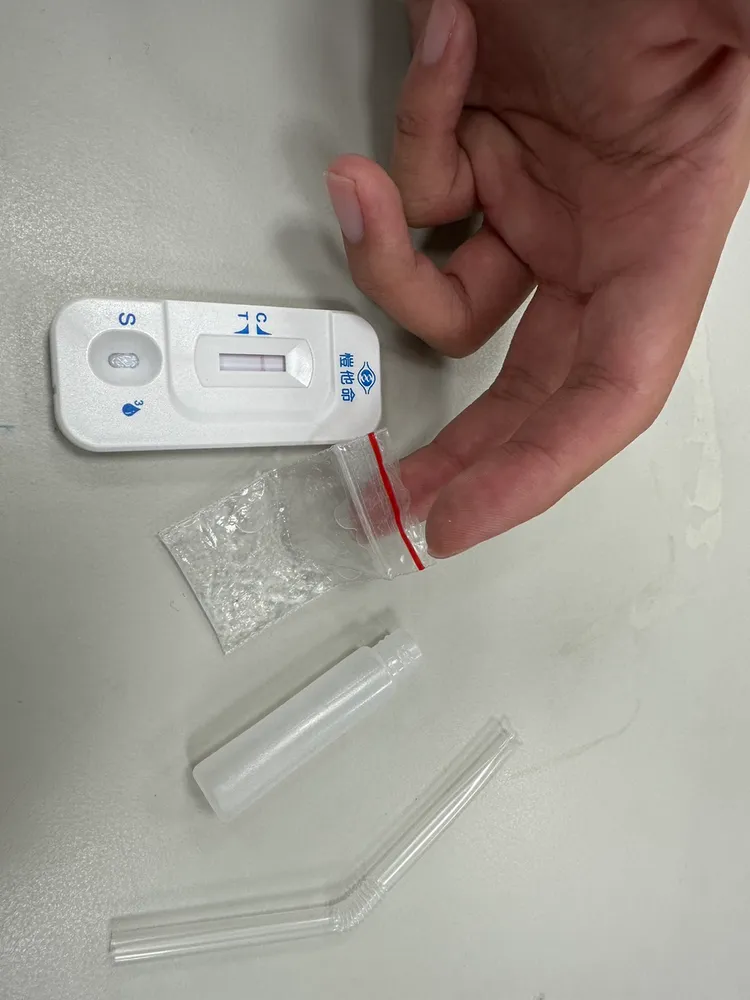 該處幫眾聚集地的廟宇前鐵皮屋，多次被查獲毒品，提報市府拆除。警方提供