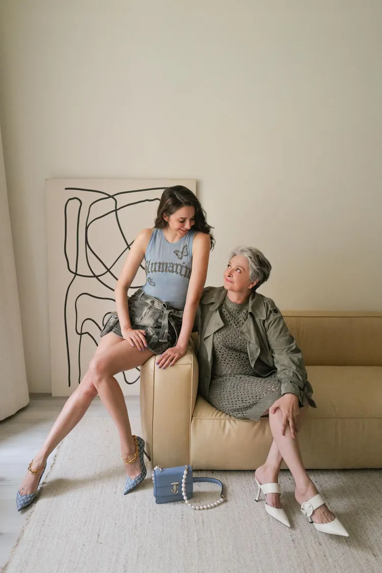 瑞莎以BLUMARINE鉚釘網紗背心搭配工裝口袋迷你裙、JIMMY CHOODiamond Talura高跟鞋秀迷人長腿；媽媽則穿上Brunello Cucinelli軍綠色麂皮夾克內搭同色系針織洋裝、JIMMY CHOO Magie尖頭穆勒鞋，美腿也不遜色。品牌提供