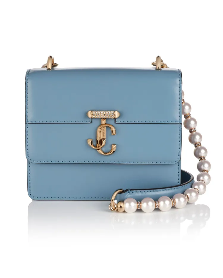 Varenne天藍色珍珠鍊帶肩背包，6萬6800元。品牌提供