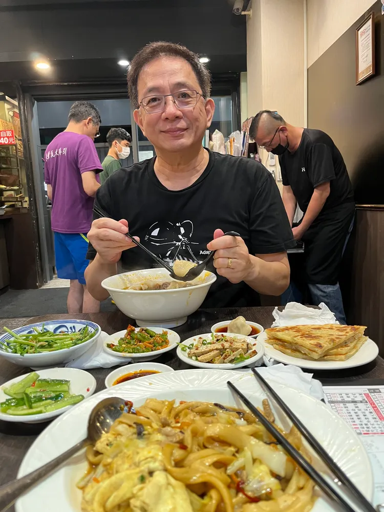 管中閔分享生活點滴，周日晚上在師大夜市吃了喜歡的牛肉湯餃與蔥油餅，很滿意自己目前的自在人生。翻攝管中閔臉書