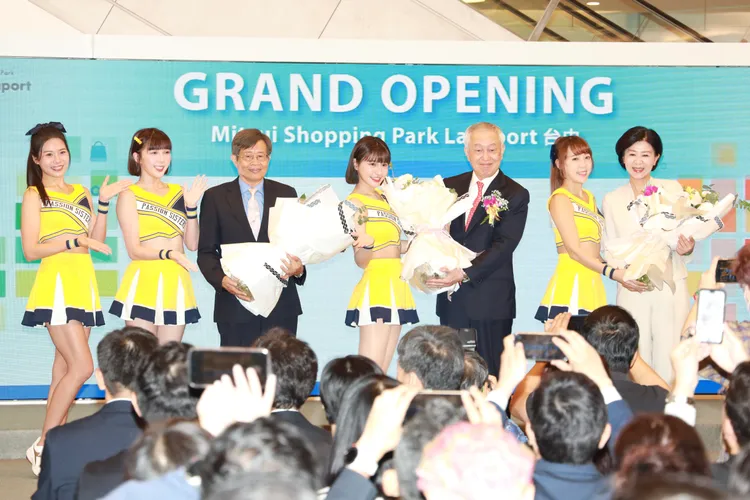 中信兄弟啦啦隊也應邀參與開幕典禮。業者提供