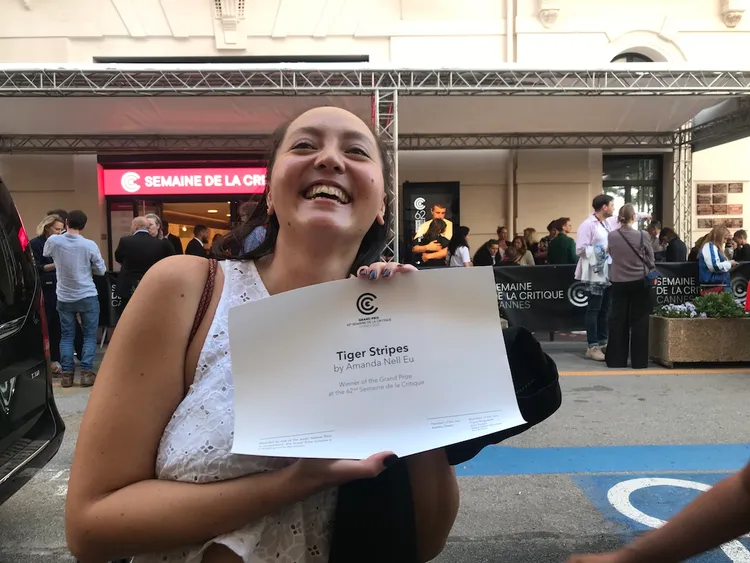 導演余修善與得獎公告興奮合影。前景娛樂提供