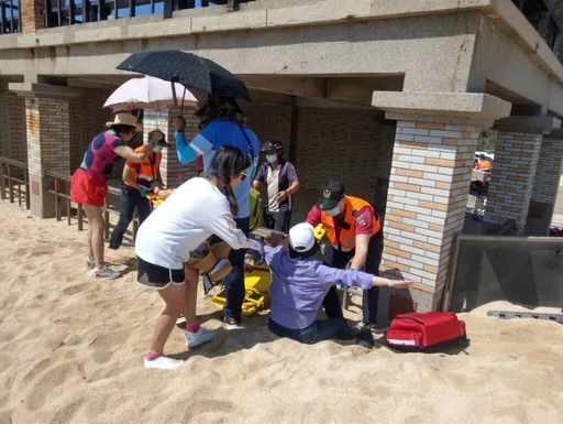 搶拍美照出事了!澎湖涼亭2樓護欄倒塌 5遊客受傷送醫