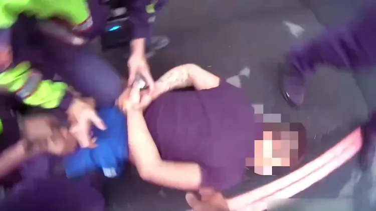 警員將竇男上銬。蘆洲警分局提供