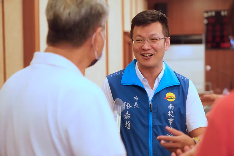 南投市長張嘉哲感謝市民代表支持。市公所提供