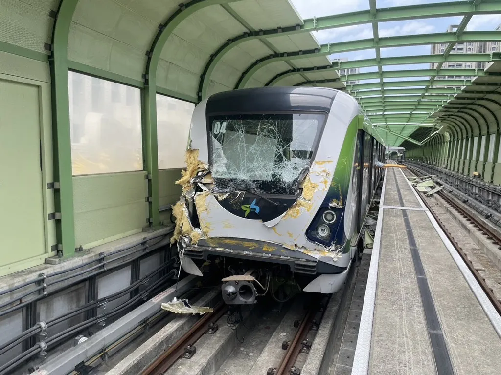 車頭嚴重受損。民眾提供