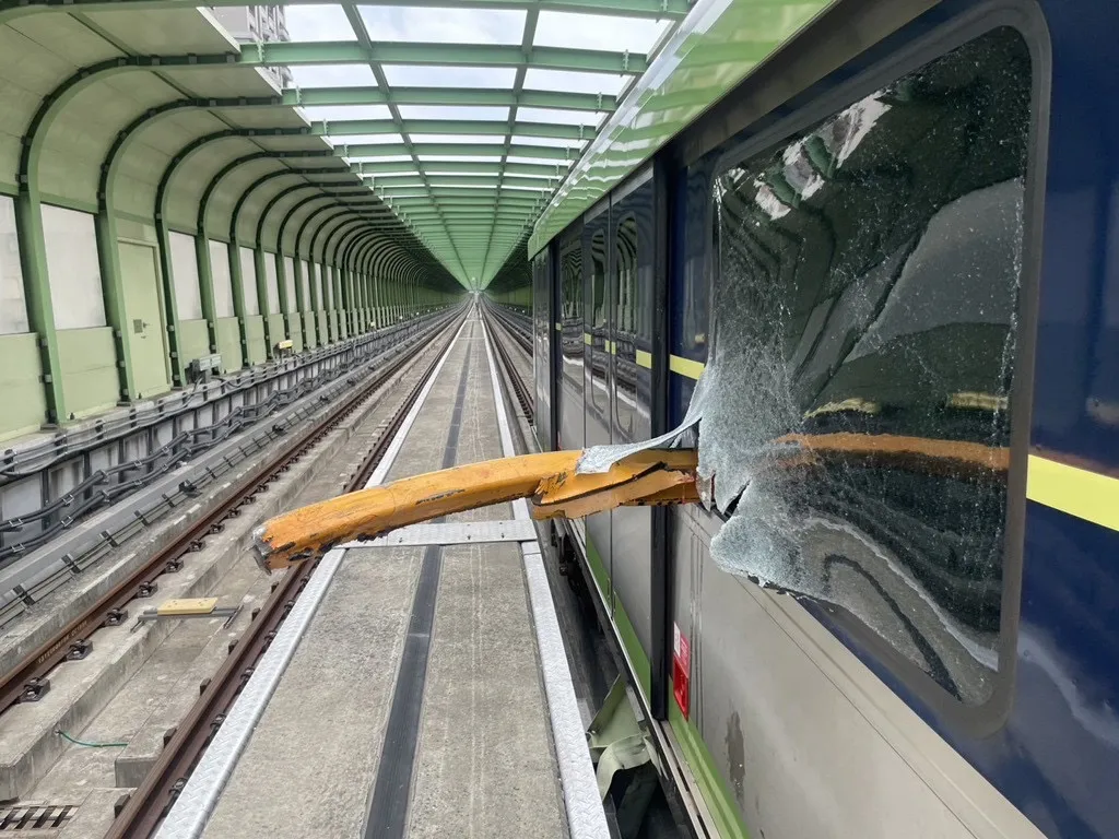鐵條從車窗插進車廂內。民眾提供