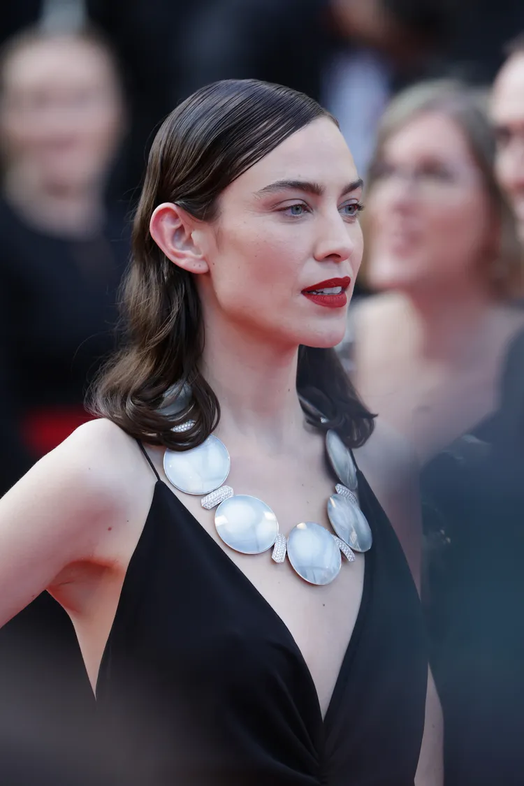 英國型女亞歷姍鍾也在紅毯上，演繹了BOUCHERON將於7月才會正式發表的Carte Blanche系列高級珠寶作品。品牌提供