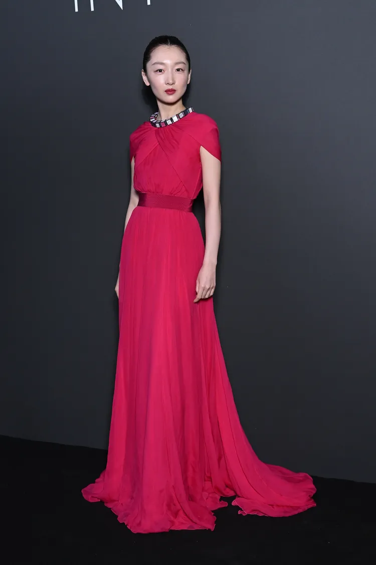 周冬雨雖然衣Q飽受爭議，但挑選珠寶的眼光卻是頗為獨到，像她日前出席法國精品集團開雲籌辦的「躍動她影」晚宴時，便端出1件初次於世人面前露臉的法國珠寶品牌BOUCHERON項鍊。品牌提供