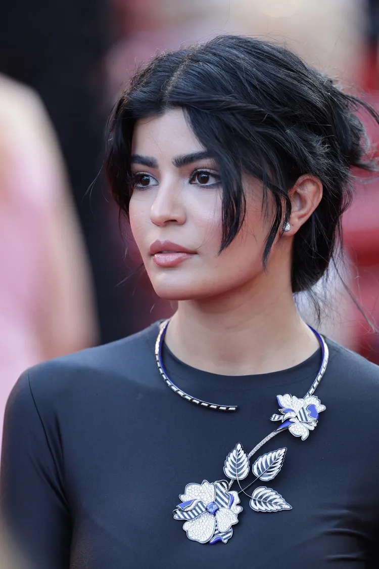 在環繞阿拉伯女星Mila Al Zahrani頸際的BOUCHERON問號項鍊中，大膽運用了2D平面手法，詮釋了3D立體花朵圖騰。品牌提供