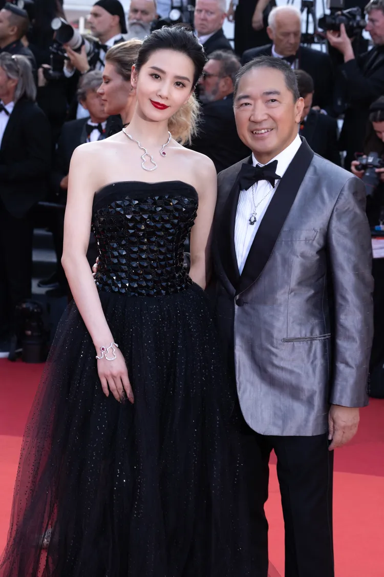 劉詩詩（左）佩戴全套Qeelin Wulu Fairy高級珠寶系列項鍊和手鐲，與品牌創始人暨創意總監Dennis Chan攜手於坎城紅毯上亮相。品牌提供