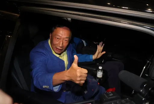 曹興誠給郭台銘公開信嗆「我不獨,他必武」