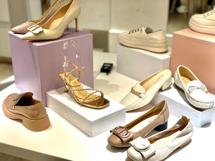 「NEW STEP」插旗台中LALAPORT北館，更與孟耿如新香氛品牌「Théière」合作，凡於櫃上消費滿5200元送「Théière」護手霜乙個。曾仲葳攝