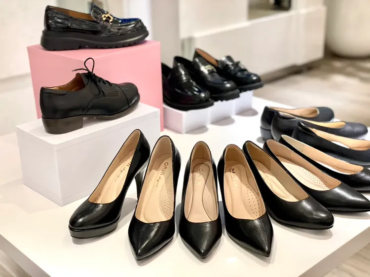 有別於市面上的低價女鞋，東笙集團以擁有舒適零負擔的穿著體驗為目標，簡單一雙高跟鞋就有不同楦頭和根高，讓合腳成為不可捨棄的優勢。曾仲葳攝