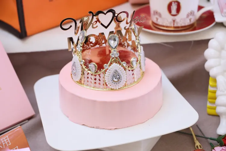 民眾會買蛋糕慶祝母親節。鄭孟晃攝