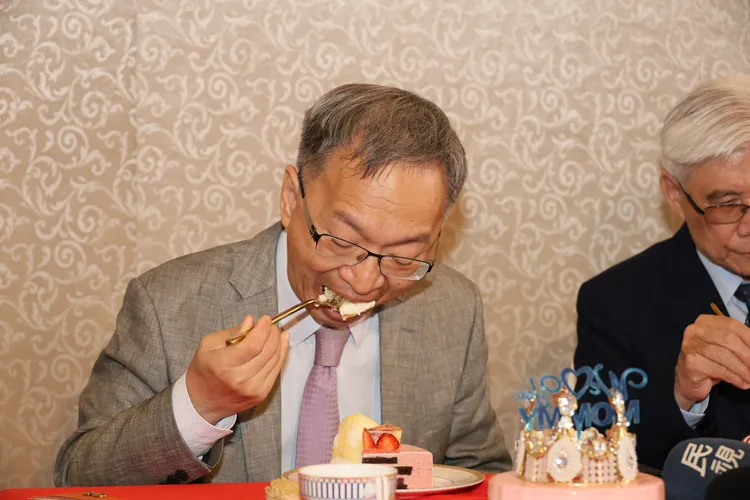 薛瑞元品嚐蛋糕。鄭孟晃攝