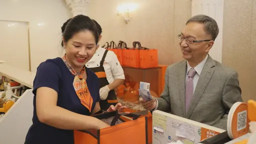 替台灣食安打氣 薛瑞元買蛋糕慶祝「莓好」母親節