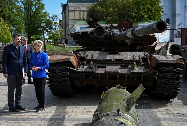 范德賴恩9日造訪基輔，身旁是烏克蘭展示虜獲的俄軍坦克。路透社