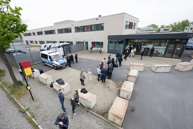 今天法院外許多媒體守候「現代史上規模最大的藝術品竊盜案」判決結果。美聯社